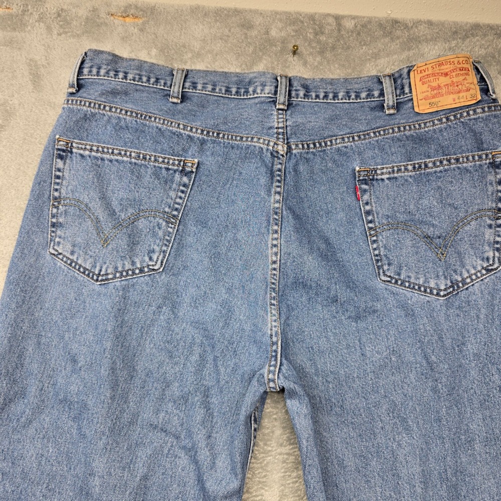 Levis 550 Relaxed Fit Jeans Mens 44x32 Medium Wash Blue Denim Tapered Leg 00550 - Picture 4 of 12